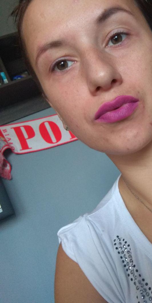 Hot plum szminka avon