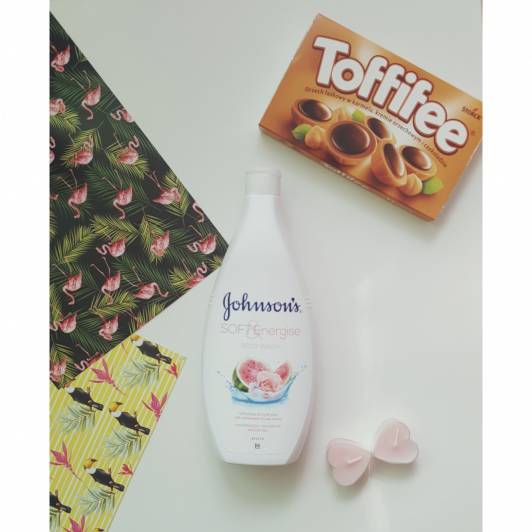 Johnson`s Żel pod prysznic Johnson’s soft energise o zapachu arbuza i róży