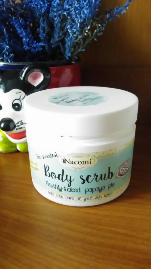 Wspanialy peeling w którym się zakochałam, oraz który bardzo przyjemnie nakłada się na skórę i wykonuje masaż. Peeling pachnie obłędnie kokosem.  Nacomi uwielbiam ich peelingi są jednymi z najlepszych na rynku. Zamknięty w bardzo wygodnym opakowaniu 