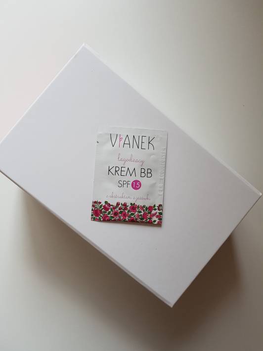 Vianek Krem BB 2, Seria różowa, Łagodzący, Ekstrakt z jeżówki, SPF 15