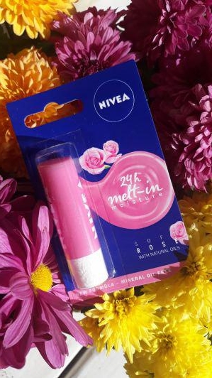 PIELĘGNUJĄCA POMADKA DO UST SOFT ROSE