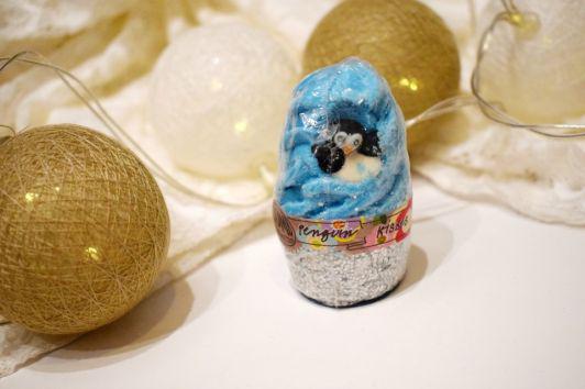 bomb cosmetics babeczka penguin kisses