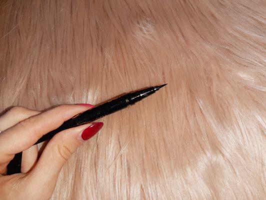 L'Oréal Flash Cat Eye Superliner, Eyeliner do oczu w pisaku, nr 01 Black