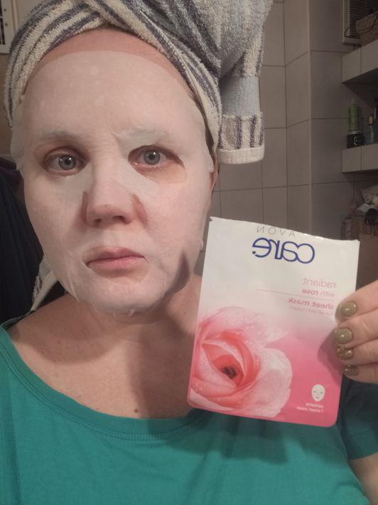 Avon Care, Maska w płachcie rozświetlająca w różą