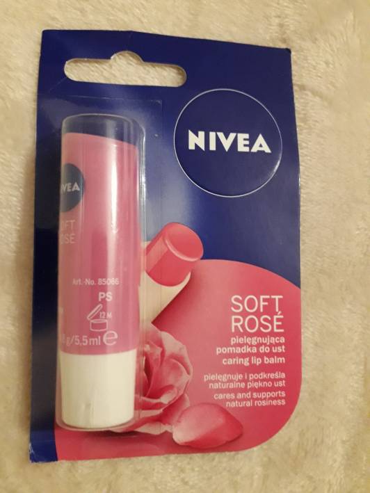 kosmetyki blyszczyki szminki pomadki nivea