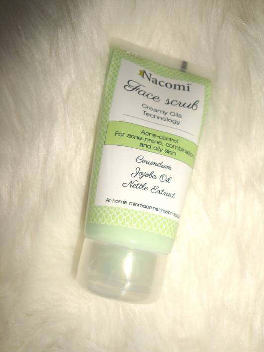 nacomi naturalny peeling przeciwtradzikowy z korundem i olejem rycynowym