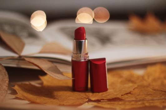 Maybelline Hydra Extreme z kolagenem, szminka w kolorze 534 passion red