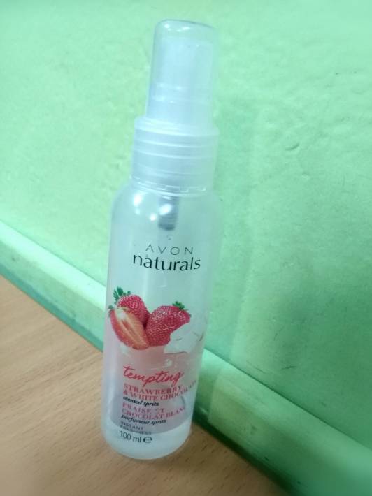 Avon Pachnąca mgiełka do ciała Truskawka i Biała czekolada