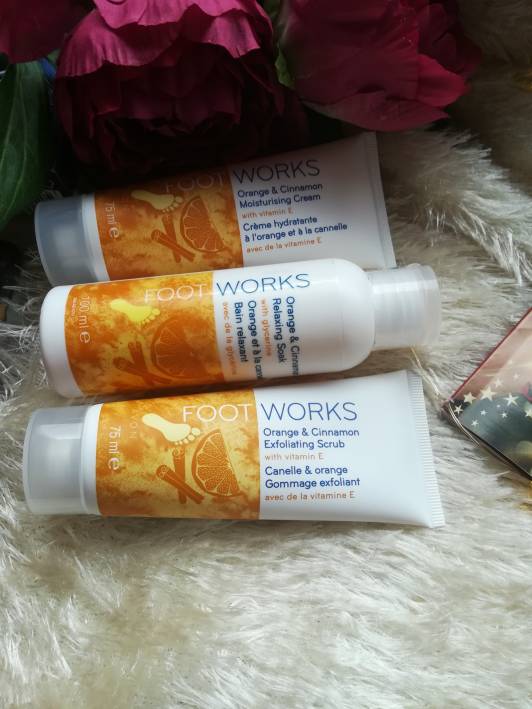 Avon Foot Works, Nawilżający krem do stóp, Pomarańcza i cynamon