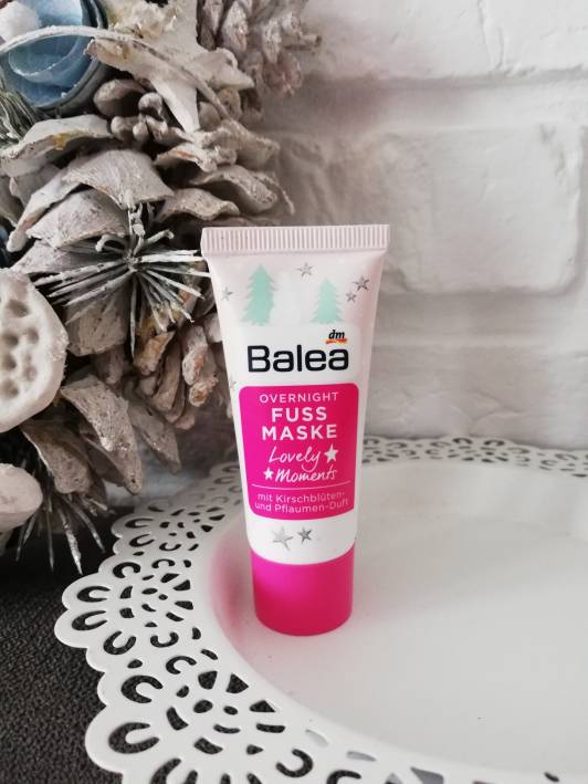 Balea Lovely Moments, maska do stóp na noc o zapachu kwiatu wiśni i śliwki