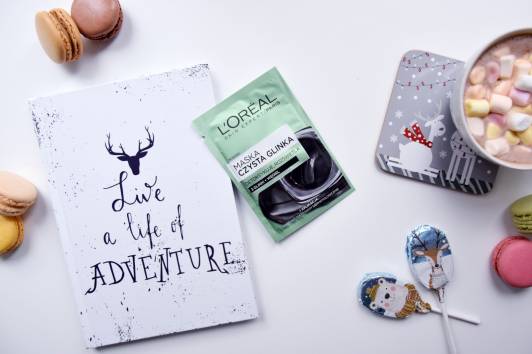 czarna glinka maska kosmetyki