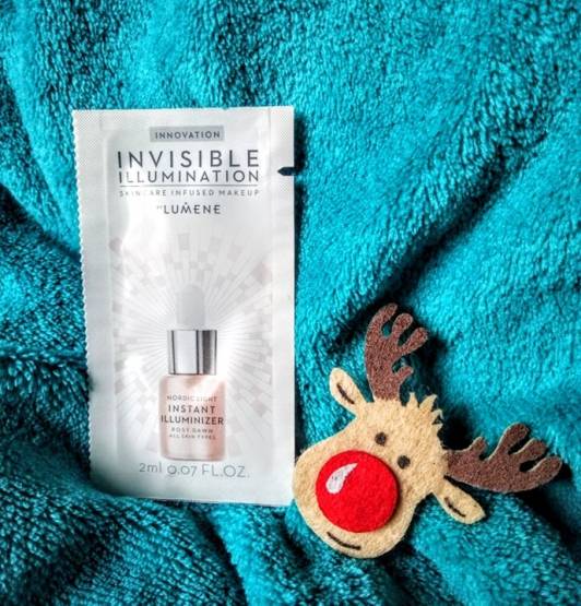 Lumene Invisible Illumination, Rozświetlacz z serum, Kolor Rosy Dawn