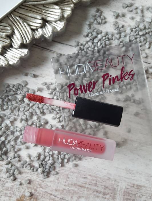 Huda Beauty pomadka, trophy wife