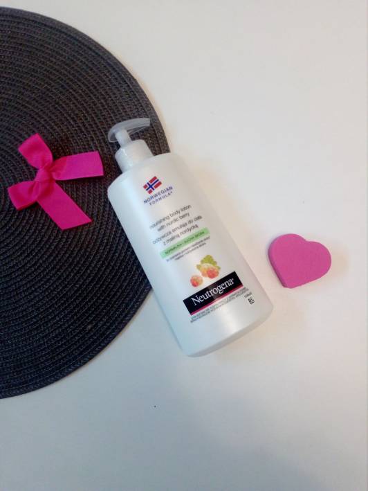 Neutrogena Formuła Norweska, Odżywcza emulsja do ciała z maliną nordycką