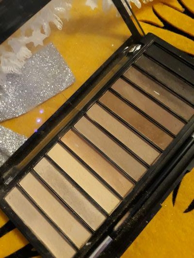 Makeup Revolution Paleta cieni, Iconic Elements