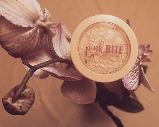 Lovely Pink Bite Highlighter, Rozświetlacz do twarzy