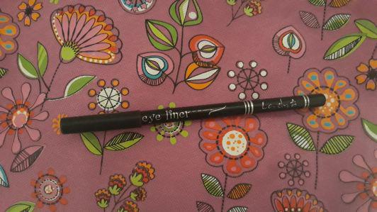 Lovely Eye Liner, Super długa kredka z temperówką, Czarna