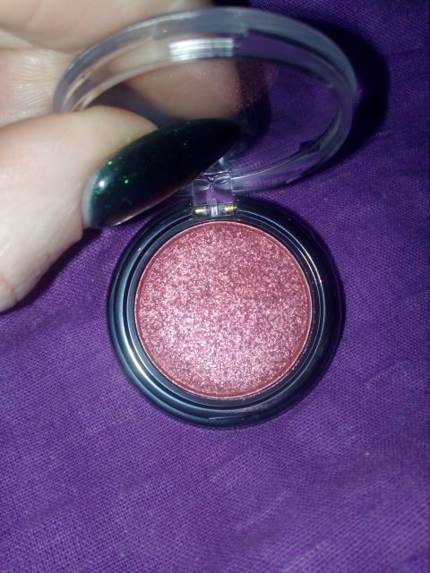 Pojedyńczy cień do powiek marki NYX, Rose Gold