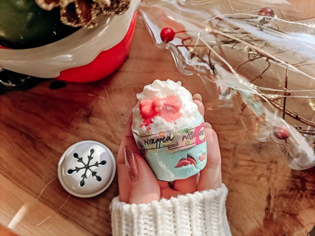 Bomb Cosmetics Babeczka do kąpieli, Wrapped With Love