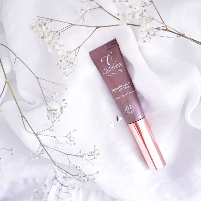 Cashmere Rozświetlacz do twarzy z gąbeczką, Contouring, nr 02 Rose Beige