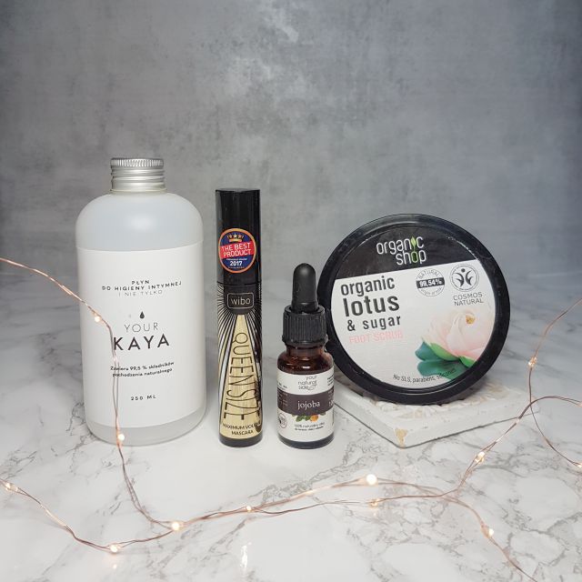 Czarno białe kosmetyki w denku