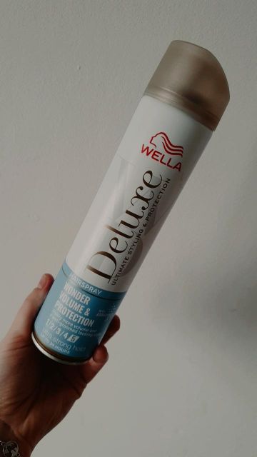 Lakier do włosów Deluxe od Wella. 