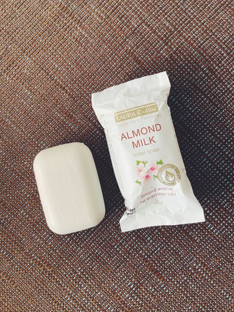 Laura Collins almond milk mydlo w kostce