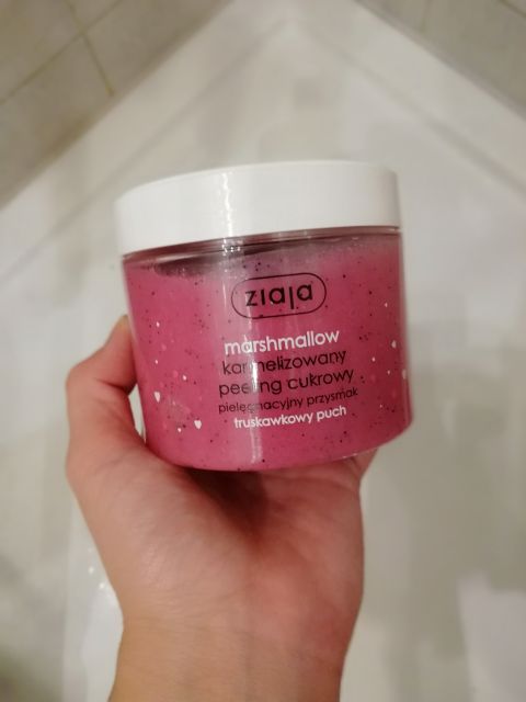 Peeling do ciała karmelizowany truskawkowy puch Ziaja