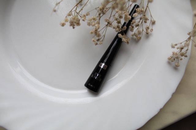 Wibo Eyeliner w płynie, kolor czarny