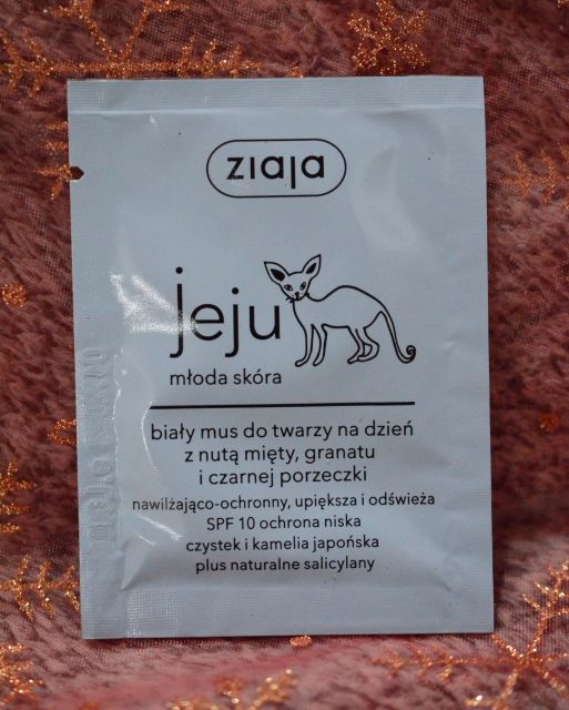 Ziaja Jeju, Młoda skóra, Biały mus do twarzy, Na dzień, Z nutą mięty, granatu i czarnej porzeczki, Nawilżająco-ochronny, SPF 10