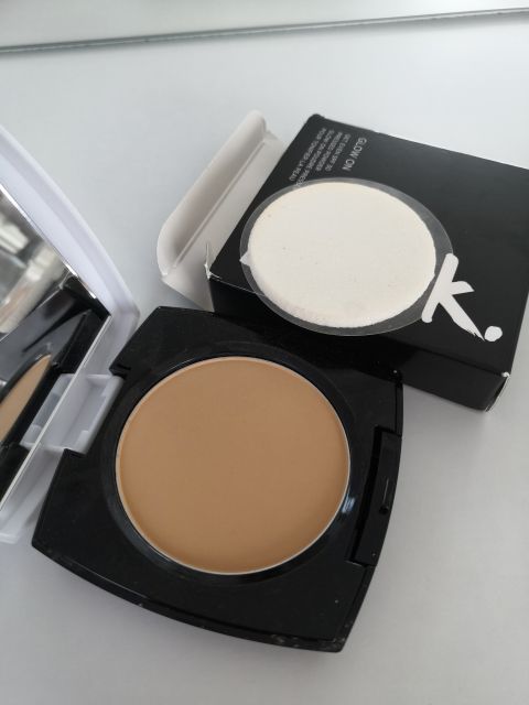 Avon Mark, Glow On, Puder do twarzy, Wyrównujący koloryt SPF 30, Medium