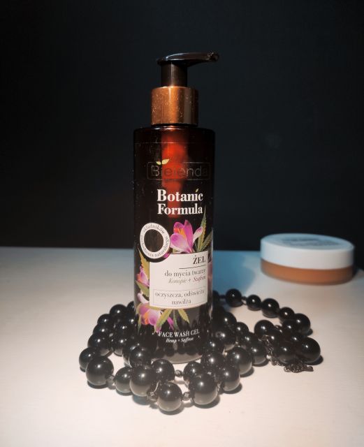 Bielenda Botanic Formula, Żel do mycia twarzy, Konopie + Szafran