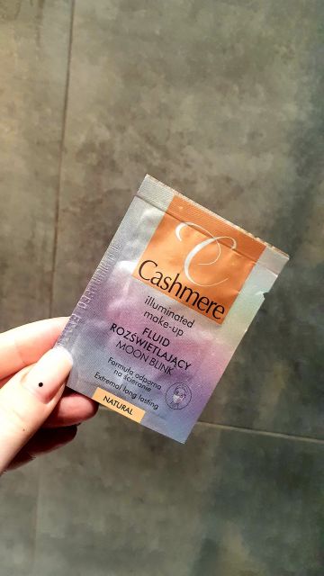 Cashmere Fluid roświetlający, MOON BLINK, Formuła odporna na ścieranie, kolor NATURAL 