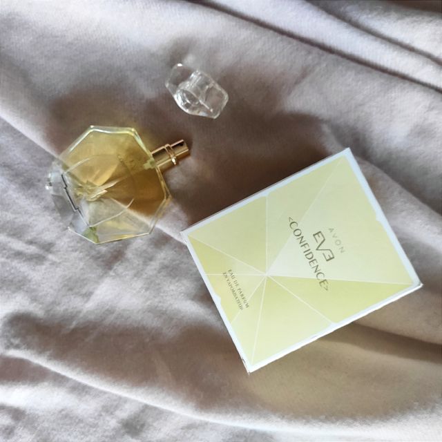 Perfum Avon confident