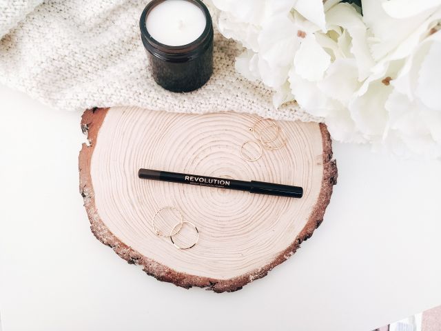 Makeup Revolution Kredka do brwi, Medium