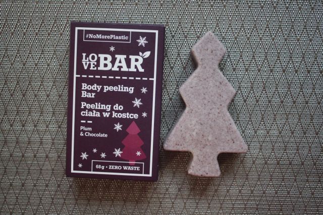 Love Bar Peeling do ciała w kostce, Śliwki i czekolada 
