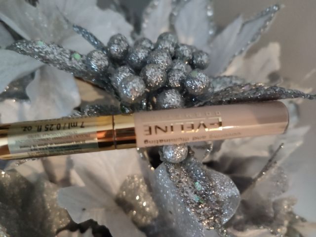 Eveline Art Scenic, Korektor kryjąco-rozświetlający, nr 08 Porcelain