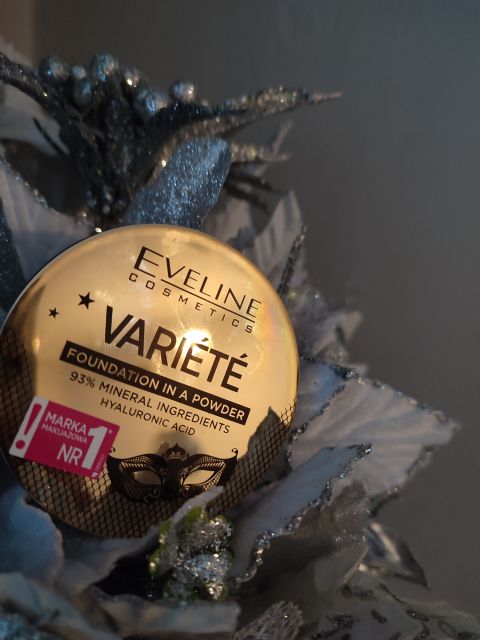 Eveline Variété, Podkład mineralny do twarzy, W pudrze, Foundation in a Powder, Z kwasem hialuronowym, nr 01 Light