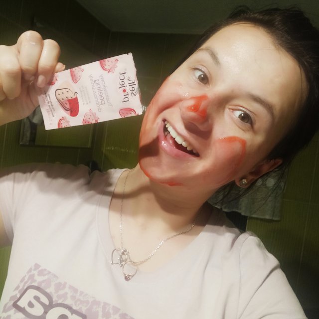 Selfie Project Peeling do twarzy, Drobnoziarnisty, BioAktywne kuleczki węglowe, Truskawkowy