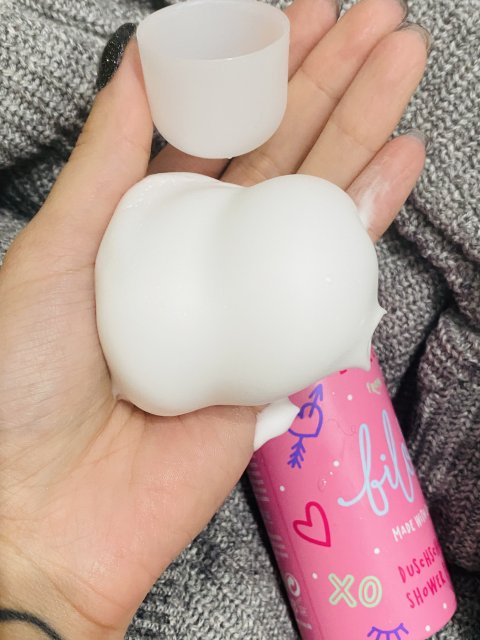 tropikalnym kwiatem hibiskusa i czerwonymi jagodami z cierpką nutą cytrusów