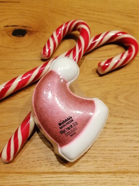 Czapka Mikołajowa - kula do kąpieli Primark