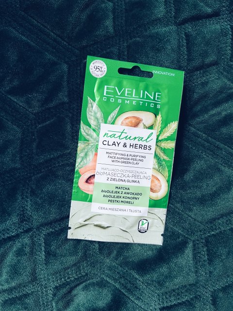 Eveline Natural Clay & Herbs, Maseczka do twarzy, Matująco-oczyszczająca bio-maseczka-peeling z zieloną glinką, Cera mieszana i tłusta