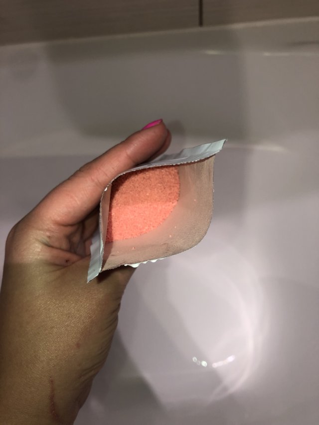 Bilou sól do kąpieli Cherry Pops 