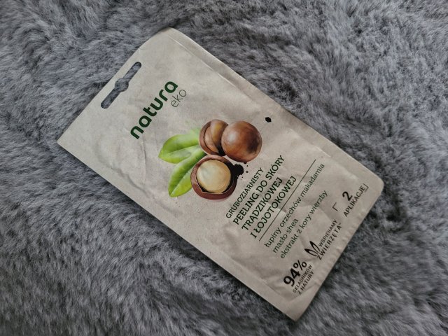 Natura Eko Peeling do twarzy, Gruboziarnisty, Do skóry trądzikowej i łojotokowej, Łupiny orzechów makadamia, masło shea, ekstrakt z kory wierzby