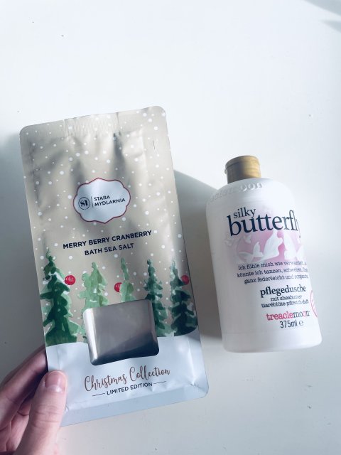 Denkowanie część druga :) Grudzień, kosmetyki w świątecznych opakowaniach lub w świątecznych kolorach: czerwonym, zielonym i złotym 