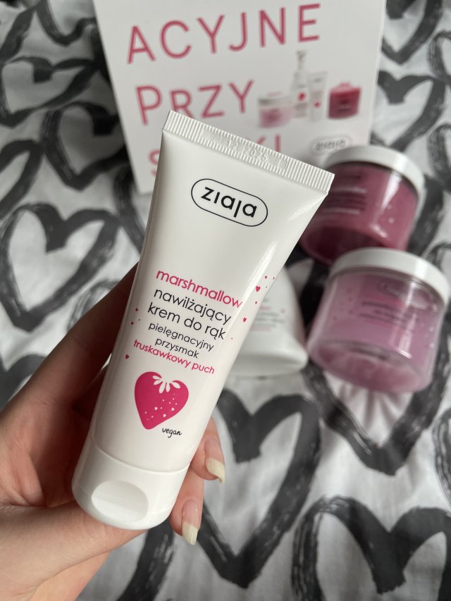 Ziaja Pielęgnacyjny Przysmak, Marshmallow, Krem do rąk, Truskawkowy puch