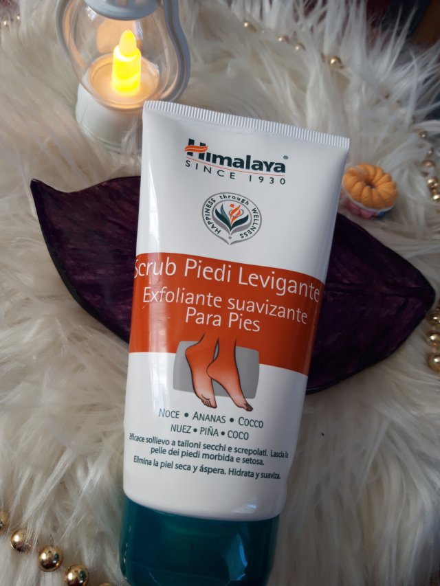 Himalaya Herbals Peeling do stóp, Smoothing Foot Scrub, Z orzechem włoskim, ananasem i kokosem
