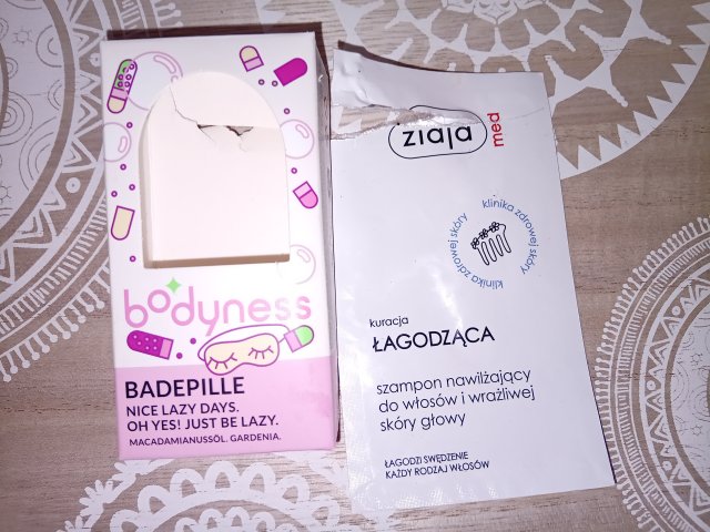 Denkowanie część druga :) Grudzień, kosmetyki w świątecznych opakowaniach lub w świątecznych kolorach: czerwonym, zielonym i złotym 