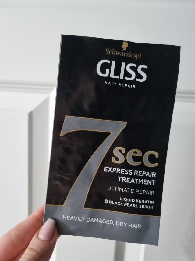 Denkowanie część druga :) Grudzień, kosmetyki w świątecznych opakowaniach lub w świątecznych kolorach: czerwonym, zielonym i złotym 