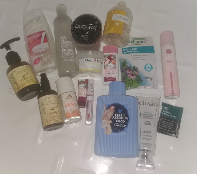 Denkowanie część druga :) Grudzień, kosmetyki w świątecznych opakowaniach lub w świątecznych kolorach: czerwonym, zielonym i złotym 